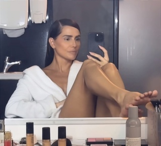 Deborah Secco feet photo thumbnail