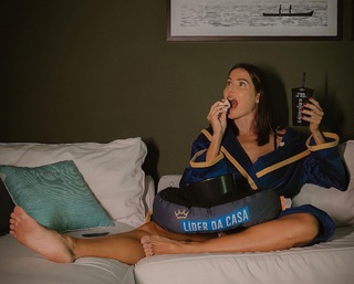 Deborah Secco feet photo thumbnail
