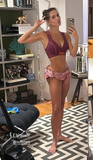 Deborah Secco feet photo thumbnail