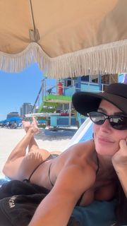 Deborah Secco feet photo thumbnail