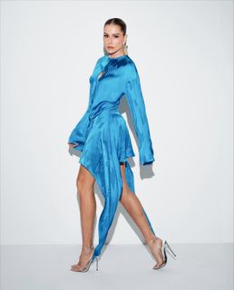 Deborah Secco feet photo thumbnail