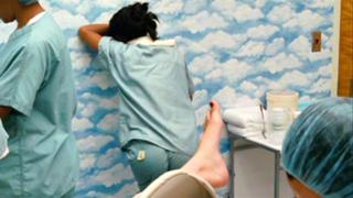 Debra Messing feet photo thumbnail