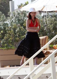 Debra Messing feet photo thumbnail