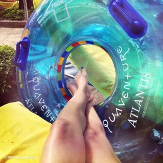 Debra Messing feet photo thumbnail