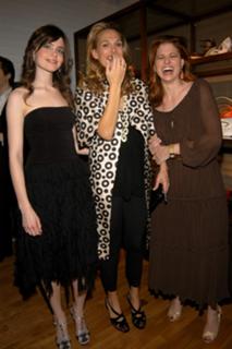 Debra Messing feet photo thumbnail