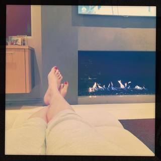 Debra Messing feet photo thumbnail