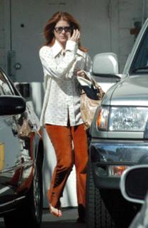 Debra Messing feet photo thumbnail