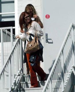Debra Messing feet photo thumbnail