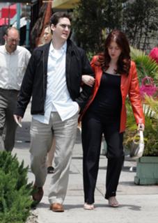 Debra Messing feet photo thumbnail