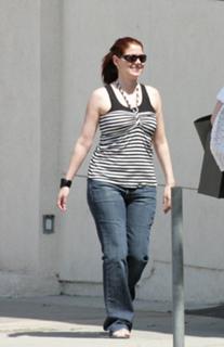 Debra Messing feet photo thumbnail