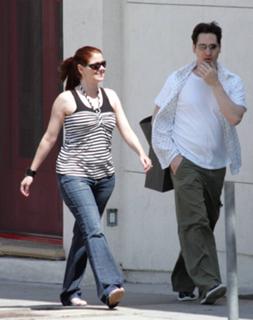 Debra Messing feet photo thumbnail