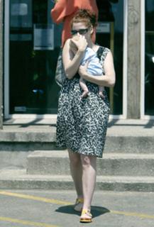 Debra Messing feet photo thumbnail