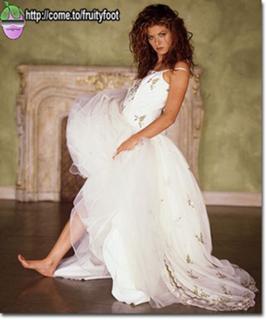 Debra Messing feet photo thumbnail