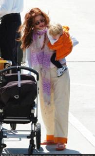 Debra Messing feet photo thumbnail
