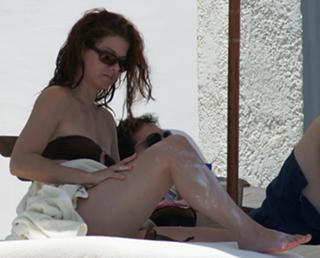 Debra Messing feet photo thumbnail