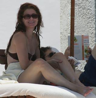 Debra Messing feet photo thumbnail