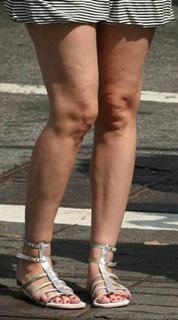 Debra Messing feet photo thumbnail