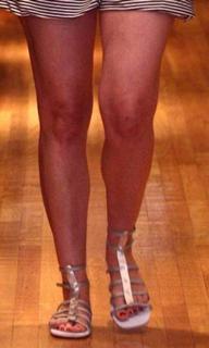 Debra Messing feet photo thumbnail