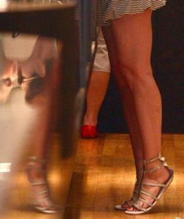 Debra Messing feet photo thumbnail