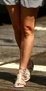 Debra Messing feet photo thumbnail