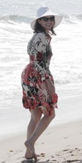 Debra Messing feet photo thumbnail