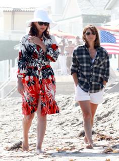 Debra Messing feet photo thumbnail
