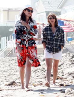 Debra Messing feet photo thumbnail