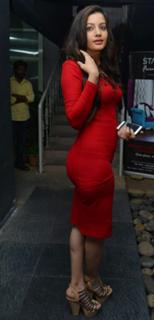 Deeksha Panth feet photo 17