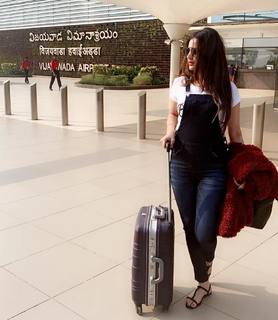 Deeksha Panth feet photo 8