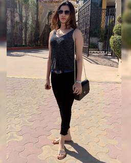 Deeksha Panth feet photo 5