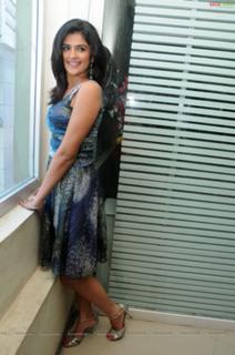 Deeksha Seth feet photo 11