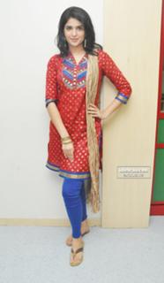 Deeksha Seth feet photo 4