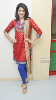 Deeksha Seth feet photo 3
