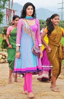 Deeksha Seth feet photo 9