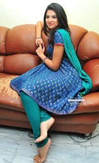 Deeksha Seth feet photo 15