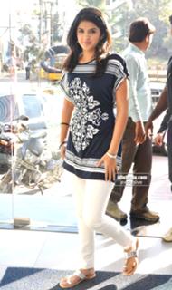 Deeksha Seth feet photo 13