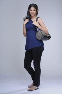 Deeksha Seth feet photo 4