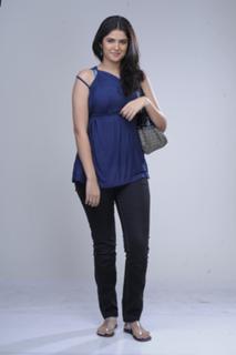 Deeksha Seth feet photo 3