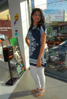 Deeksha Seth feet photo 12