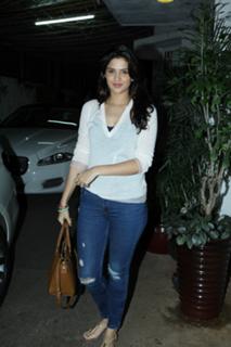 Deeksha Seth feet photo 16
