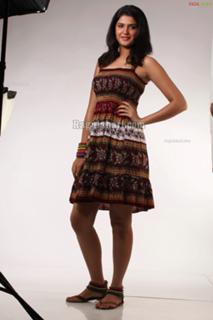 Deeksha Seth feet photo 18