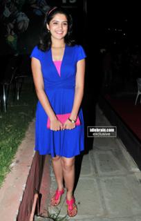 Deeksha Seth feet photo 13