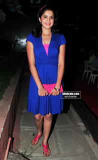 Deeksha Seth feet photo 8