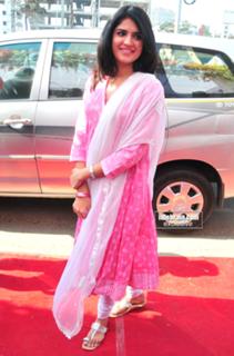 Deeksha Seth feet photo 16