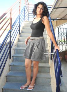 Deeksha Seth feet photo 16