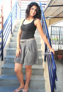 Deeksha Seth feet photo 9