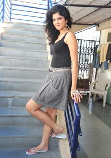 Deeksha Seth feet photo 16