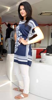 Deeksha Seth feet photo 3