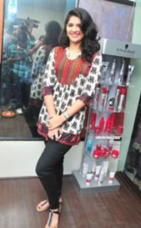 Deeksha Seth feet photo 2
