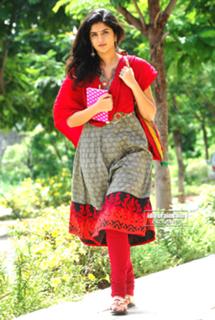 Deeksha Seth feet photo 18